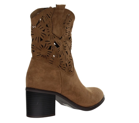 Brązowe czekoladowe zamszowe botki wycinane na obcasie ocieplane Daszyński