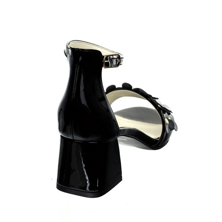 Czarne lakierowane sandały na niskim obcasie z kwiatkami Daisy od Azali