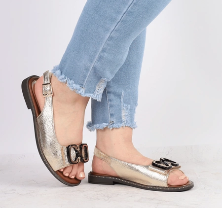 Złote sandały damskie eleganckie płaskie z zabudowaną cholewką Jezzi