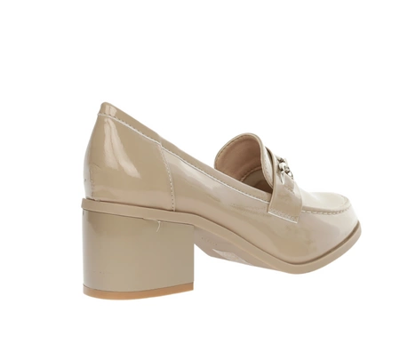 Beżowe eleganckie półbuty damskie na niskim obcasie lakierowane Taylor od Jezzi
