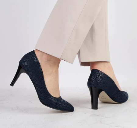 Eleganckie czółenka zamszowe na wygodnej szpilce Massimo Lucchesi