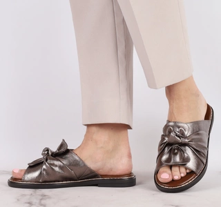 Eleganckie klapki damskie płaskie z ciemną wkładką Jezzi