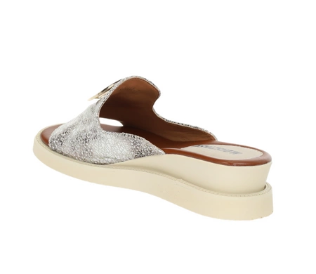 Złote komfortowe i eleganckie klapki damskie na lekkiej koturnie Daszyński