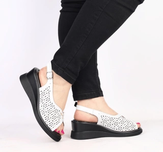 Skórzane białe sandały zabudowane na koturnie Vinceza