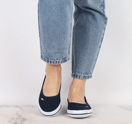 Granatowe baleriny sportowe na białej podeszwie czeszki American Club