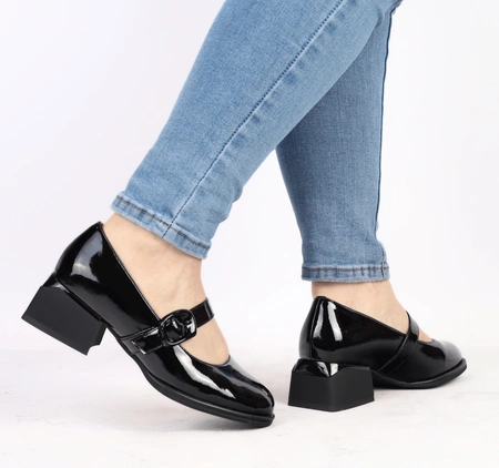 Czarne lakierowane półbuty damskie skórzane z paskiem na śródstopiu Gino Fabiani