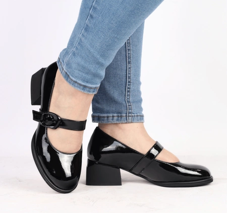 Czarne lakierowane półbuty damskie skórzane z paskiem na śródstopiu Gino Fabiani