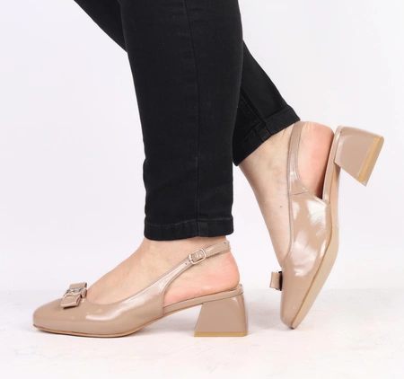 Lakierowane sandały damskie na obcasie zabudowane palce skóra naturalna Gino Fabiani