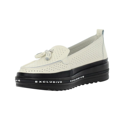 Modne skórzane mokasyny damskie z ażurową cholewką i pomponem Jezzi