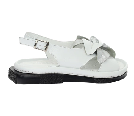 Białe skórzane sandały damskie na płaskim obcasie eleganckie i komfortowe MODO