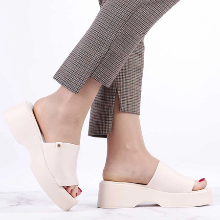 Beżowe klapki damskie na grubej podeszwie Jezzi