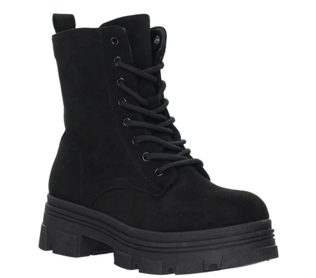 Czarne zamszowe botki damskie traperki na platformieNEWS