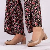 Beżowe buty damskie na klocku z odkrytą piętą Jezzi