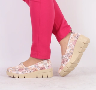 Eleganckie i komfortowe półbuty damskie wsuwane w różowe kwiatki Jezzi