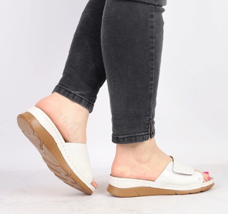 Białe klapki damskie na wygodnej podeszwie regulowane na rzepy szpitalne Jezzi