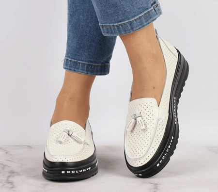 Modne skórzane mokasyny damskie z ażurową cholewką i pomponem Jezzi