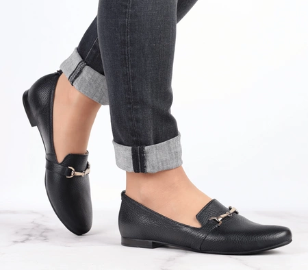 Czarne półbuty damskie wsuwane skórzane z klamerką RYŁKO