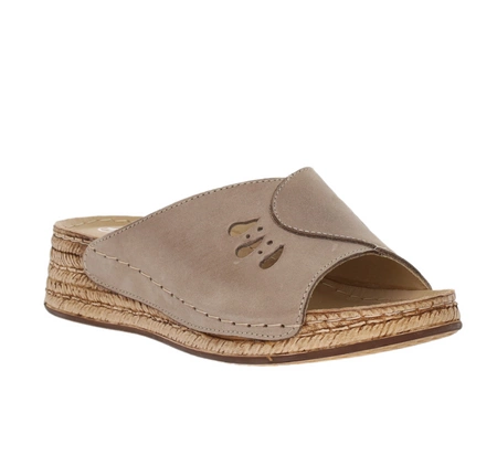 Skórzane klapki damskie brązowe na niskiej koturnie Helios