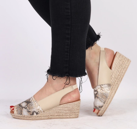 Beżowe sandały skórzane na koturnie ze wzorem wężowej skóry El Pimpi