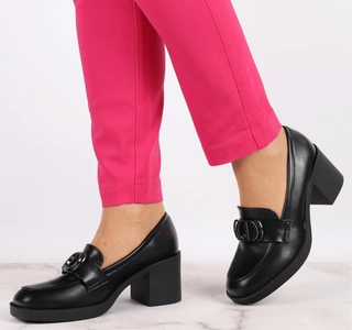 Czarne eleganckie półbuty na obcasie i platformie z klamrą Jezzi