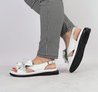 Białe skórzane sandały damskie na płaskim obcasie eleganckie i komfortowe MODO