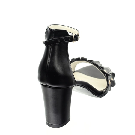 Czarne sandały na obcasie z kwiatkami Daisy z zakrytą piętą od Azali