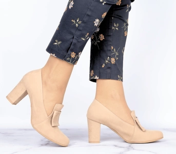 Eleganckie beżowe czółenka na grubym obcasie Dalia- Produkt Polski