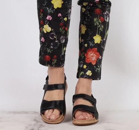 czarne skórzane sandały damskie na rzepy na niskiej słomkowej koturnie HELIOS model 138