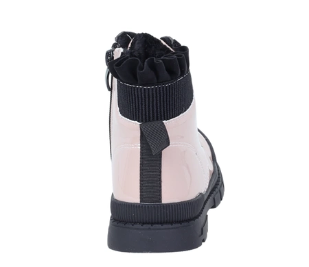 Beżowe lakierowane botki dziecięce dla dziewczynki na czarnej traperowej podeszwie Moss E