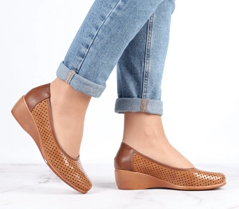 Brązowe czółenka damskie na koturnie Jezzi