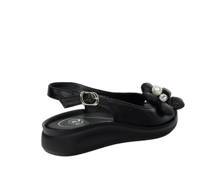 Czarne eleganckie sandały damskie płaskie z biżuterią Jezzi