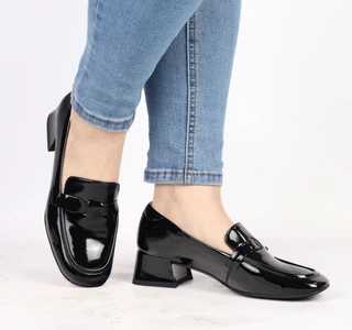 Czarne lakierowane półbuty damskie lordsy ze skóry naturalnej Gino Fabiani