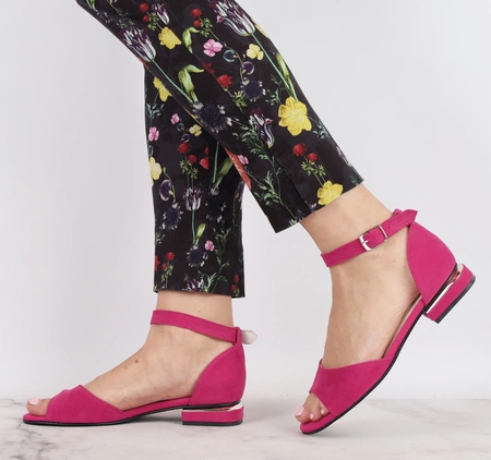 Fuksjowe eleganckie sandały na płaskim obcasie z zabudowaną piętą AZALI
