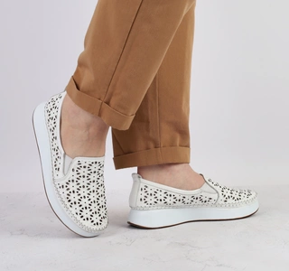 Skórzane białe półbuty damskie komfortowe mokasyny wsuwane MODO