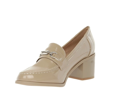 Beżowe eleganckie półbuty damskie na niskim obcasie lakierowane Taylor od Jezzi