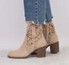 Beżowe ażurowe botki damskie kowbojki na obcasie Jezzi