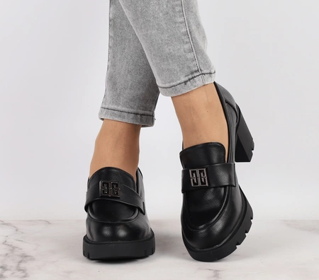 Czarne licowe półbuty na obcasie i platformie mokasyny z klamrą Jezzi