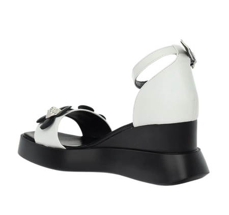 Modne sandały na koturnie z kwiatkami i zakrytą piętą Jezzi