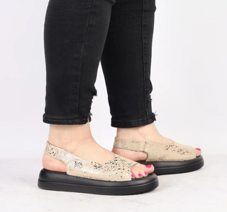 Złote sandały damskie na czarnej platformie podeszwie VINCEZA