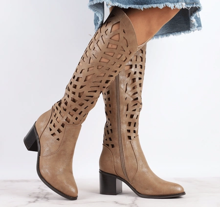 Brązowe ażurowe kozaki na obcasie ze skórzaną wkładką Jezzi