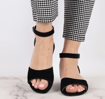 Czarne eleganckie sandały na niskim obcasie z zabudowaną piętą AZALI