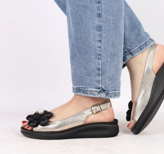 Złote eleganckie sandały płaskie z kwiatkiem i perłami Jezzi