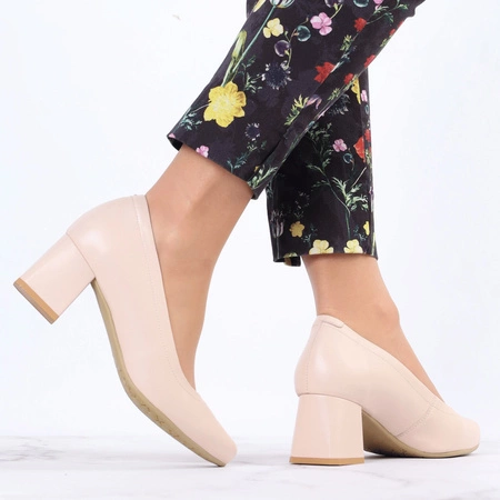 Beżowe czółenka na klocku skórzane z profilowaną wkładką Gino Fabiani