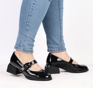 Czarne lakierowane półbuty damskie skórzane z paskiem na śródstopiu Gino Fabiani