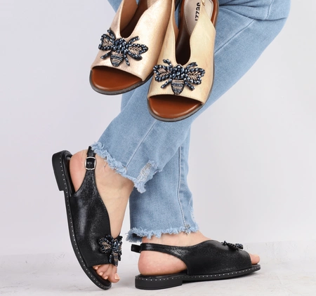 Czarne eleganckie sandały damskie płaskie z biżuterią Jezzi