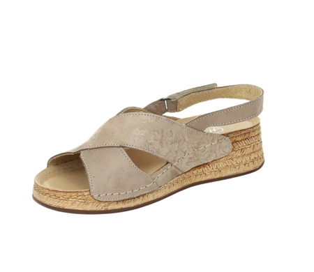 Jasnobrązowe sandały damskie eleganckie i wygodne na niskiej koturnie Helios