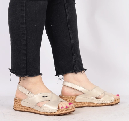 Złote eleganckie i wygodne sandały damskie na niskiej lekkiej koturnie HELIOS