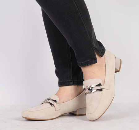 Beżowe eleganckie półbuty damskie wsuwane na płaskim obcasie Jezzi