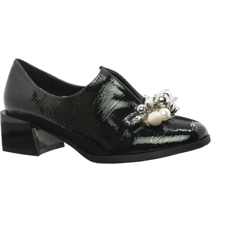 Lakierowane półbuty damskie na obcasie z biżuterią Jezzi