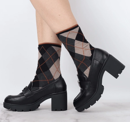 Czarne licowe półbuty na obcasie i platformie mokasyny z klamrą Jezzi